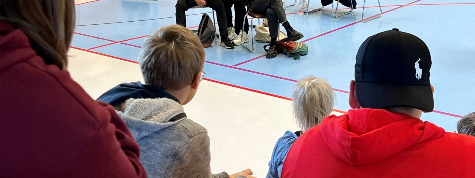 2) Das Präventionstheater „Mensch: Theater!“ war auf Einladung der Frauenberatungsstelle des Landkreises Stade an der Fredenbecker Geestlandschule zu Gast. Dabei ging es um ein respektvolles Miteinander, das Setzen von Grenzen und einen gewaltfreier Umgang. Foto Landkreis Stade / Nina Dede