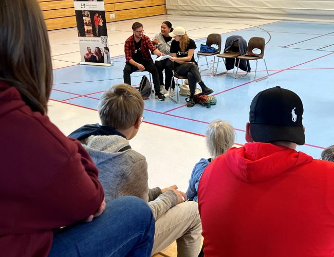 2)	Das Präventionstheater „Mensch: Theater!“ war auf Einladung der Frauenberatungsstelle des Landkreises Stade an der Fredenbecker Geestlandschule zu Gast. Dabei ging es um ein respektvolles Miteinander, das Setzen von Grenzen und einen gewaltfreier Umgang. Foto Landkreis Stade / Nina Dede